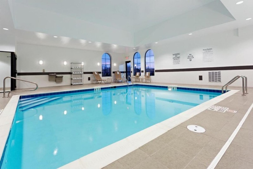 Holiday Inn Express and Suites Batavia by IHG Main image