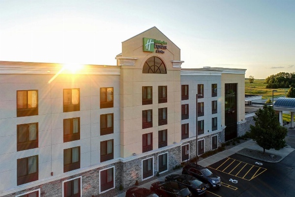 Holiday Inn Express and Suites Batavia by IHG image 1